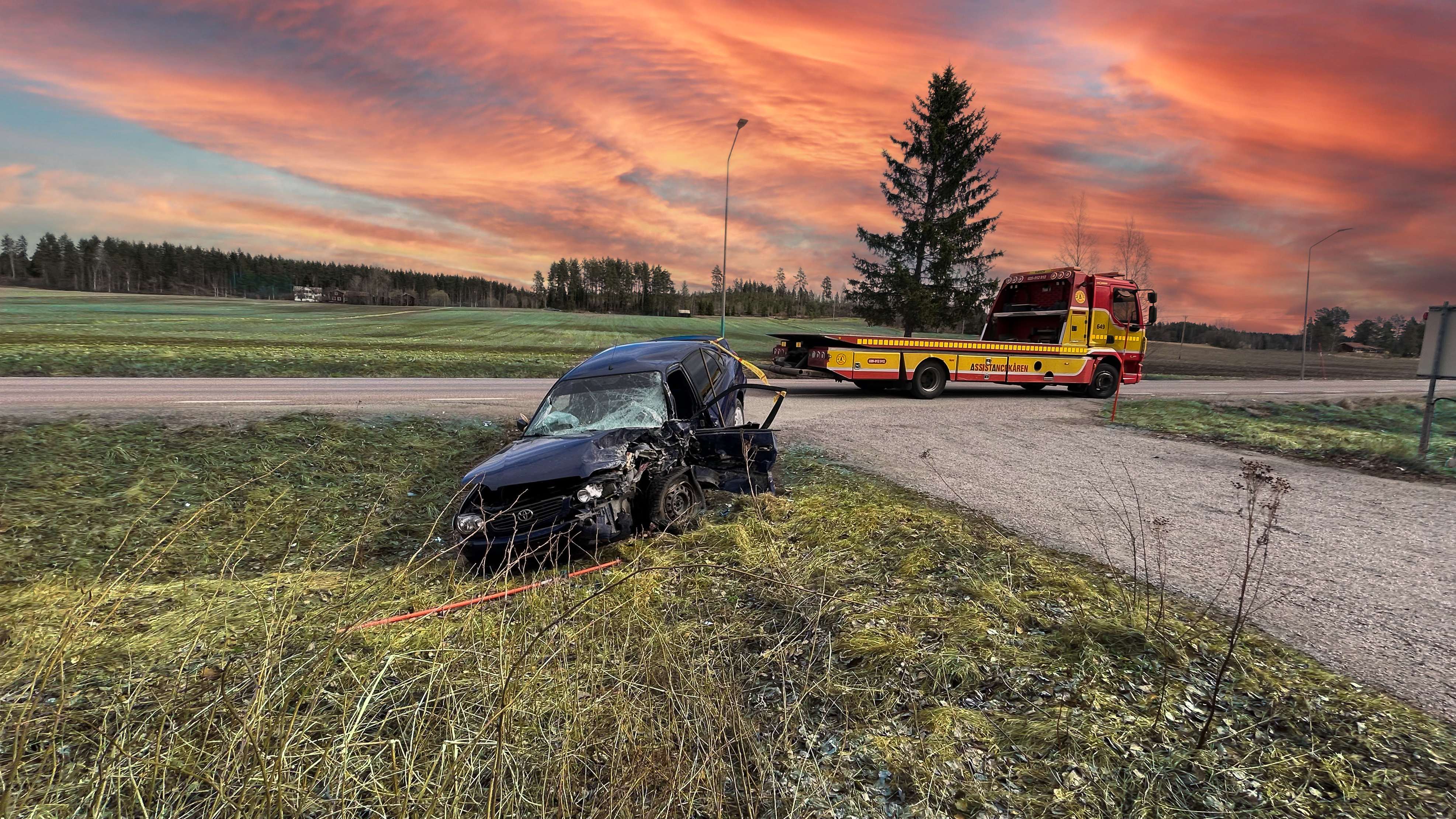 Drivmedelsleverans till bil längs vägen